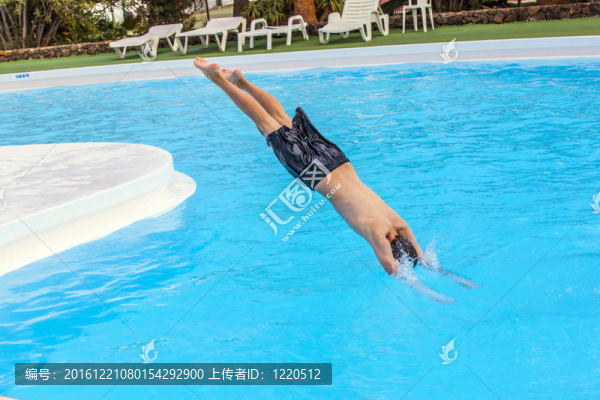 跳藍(lán)池的男孩