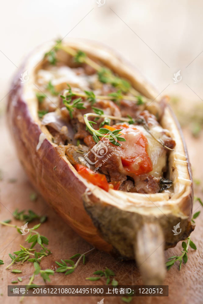 肉和蔬菜釀茄子