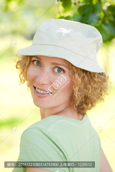 美麗的女人與括號