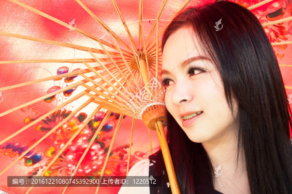 一個美麗的女孩在泰國公園的形象