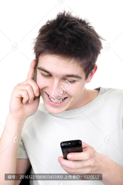 有兩個電話的青少年
