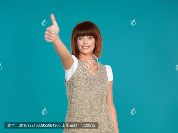 迷人的女人用拇指微笑