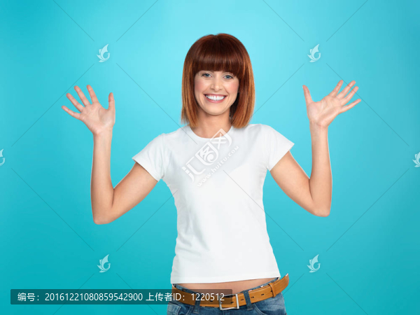 迷人女子微笑揮手