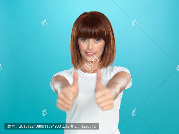 迷人的女人微笑著豎起大拇指