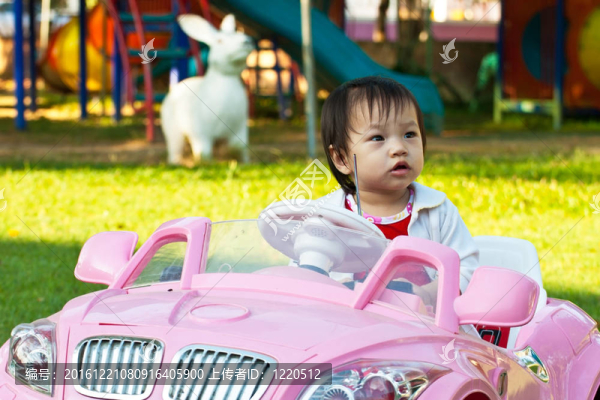 亞洲小孩在Playground玩