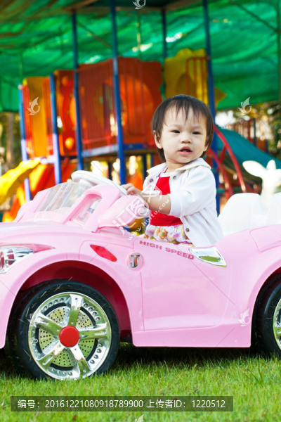 亞洲小孩在Playground玩