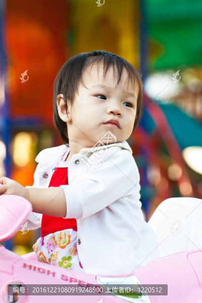 亞洲小孩在Playground玩