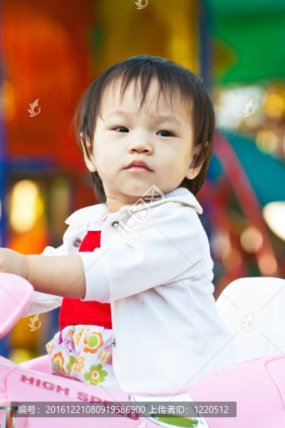 亞洲小孩在Playground玩