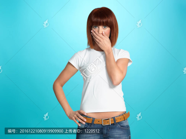 漂亮的年輕女人臉上表情驚訝