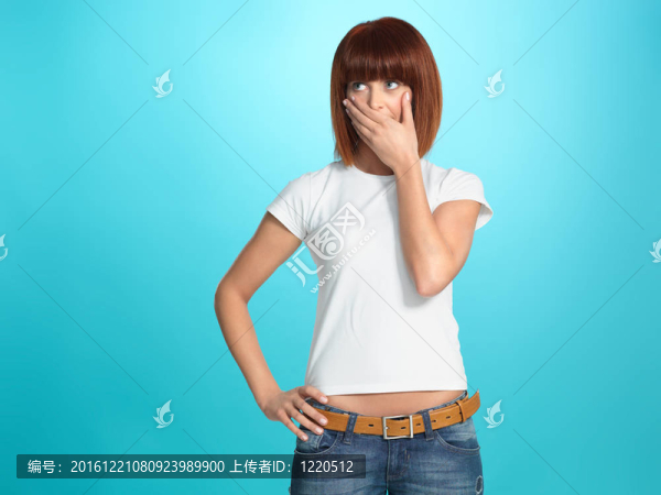漂亮的年輕女人臉上表情驚訝