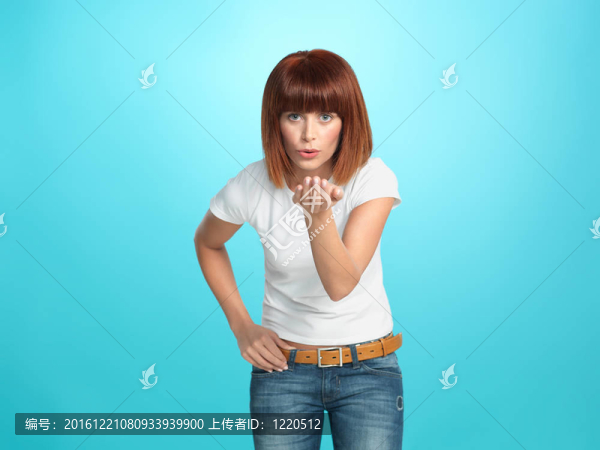 漂亮的年輕女子在親吻