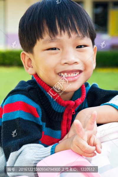 亞洲小孩在Playground玩