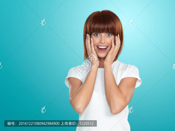 漂亮女人表情驚訝