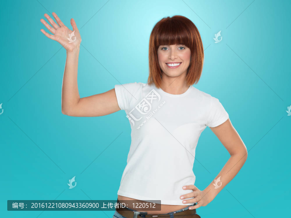 迷人女子微笑揮手