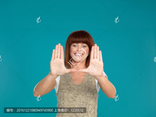 迷人的女人微笑著畫她的臉