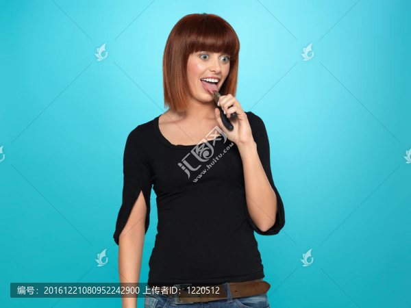 漂亮的年輕女人拉著她的舌頭