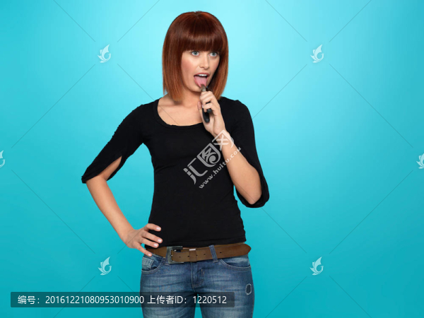 漂亮的年輕女人拉著她的舌頭