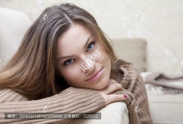 躺在沙發(fā)上的年輕女孩