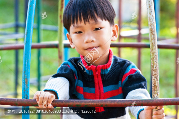 亞洲小孩在Playground玩