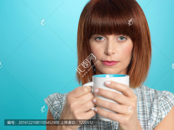 迷人的年輕女子喝著早晨的咖啡