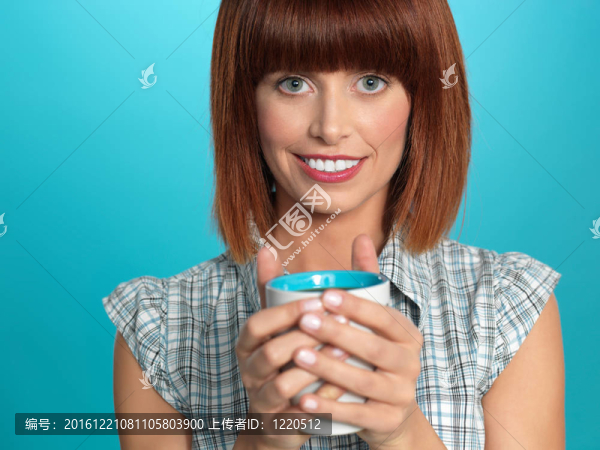 迷人的年輕女子喝著早晨的咖啡