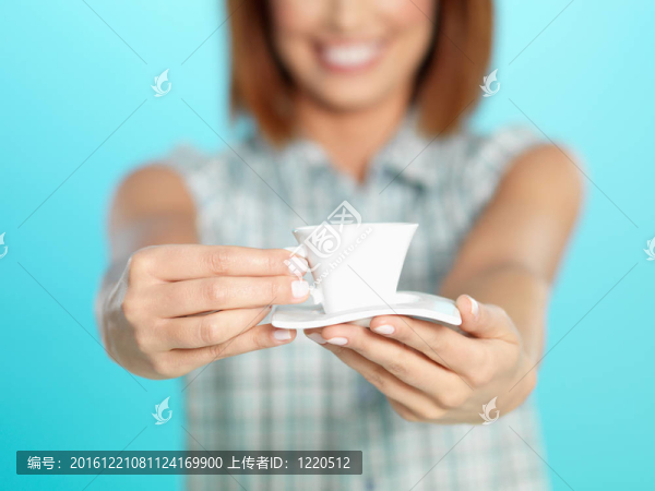 迷人的年輕女子展示意大利濃咖啡咖啡