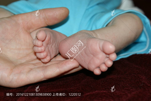 嬰兒腳和手媽媽