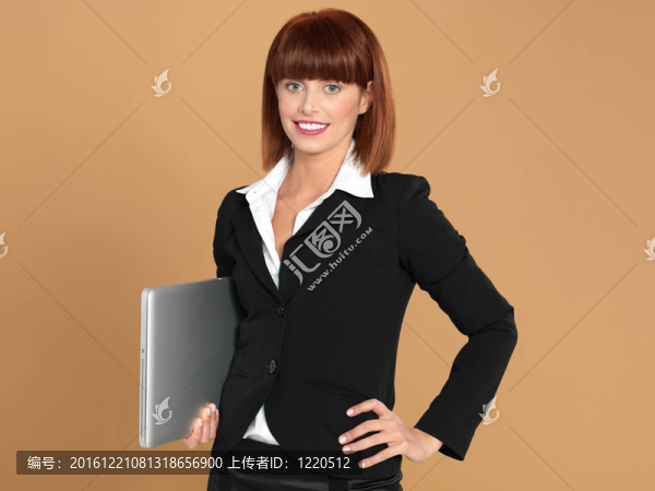 有吸引力的；年輕的商人拿著筆記本電腦；微笑