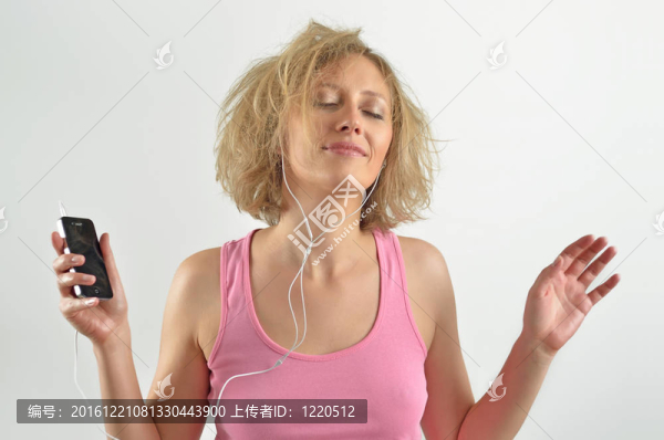 迷人凌亂的頭發(fā)女孩聽音樂和跳舞
