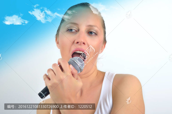 性感美麗的年輕女子用麥克風(fēng)唱歌