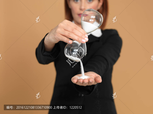 有吸引力的；年輕的女商人抱著破碎的沙漏