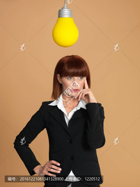 有吸引力的；年輕的商人與燈泡；思考