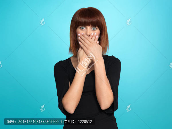 漂亮的女人用驚訝的表情