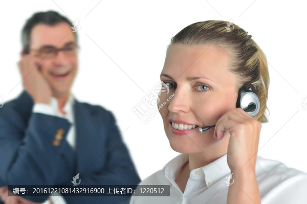 美麗的女商人與耳機和一個businessm