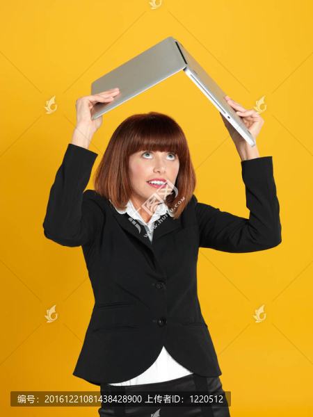 有吸引力的年輕商人拿著筆記本上面的頭；