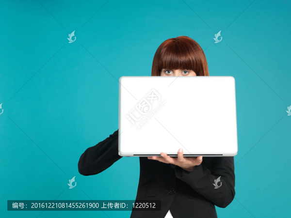 有吸引力的；年輕的女商人；眼睛顯示在筆記本電腦