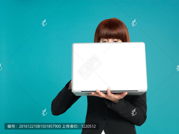 有吸引力的；年輕的女商人；眼睛顯示在筆記本電腦