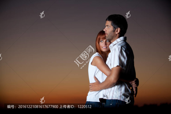 年輕夫婦在海灘上玩得很開心
