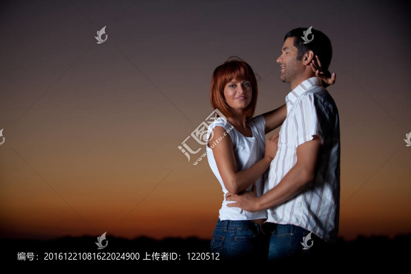 年輕夫婦在海灘上玩得很開心
