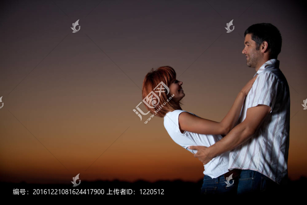 年輕夫婦在海灘上玩得很開心