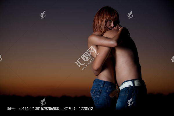 年輕夫婦在海灘上玩得很開心