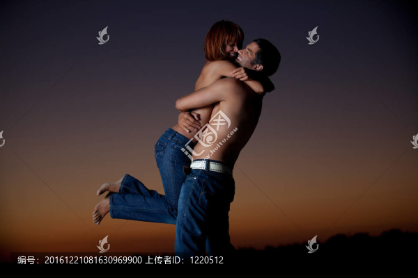 年輕夫婦在海灘上玩得很開心