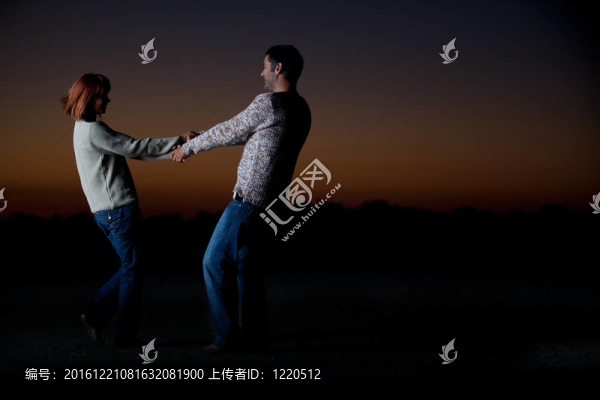 年輕夫婦在海灘上玩得很開心