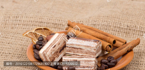 糖果；肉桂；在托盤上的堅(jiān)果和咖啡豆；在粗麻布B