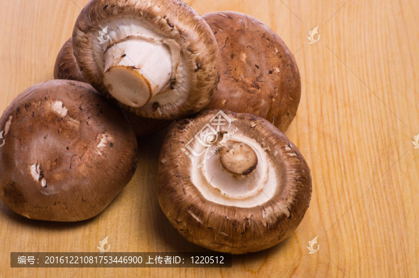 波托貝拉蘑菇上砧板