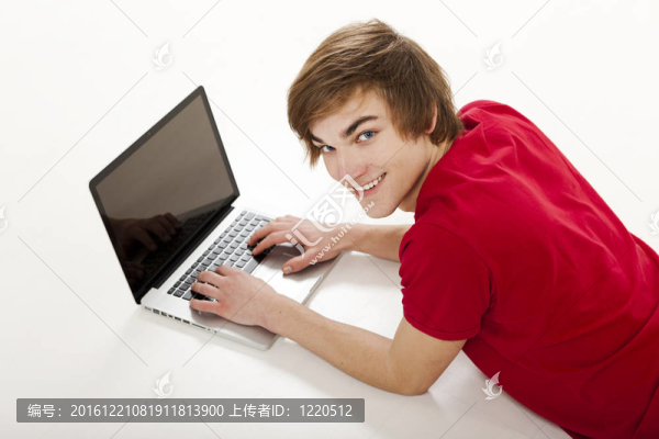 工作與筆記本電腦的人