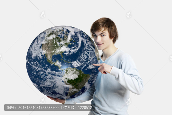 英俊的年輕人指著和握住地球的手；孤立的白色