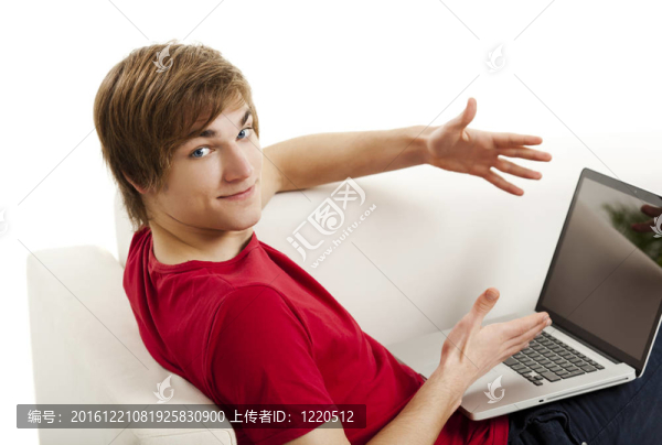帶筆記本電腦的年輕人