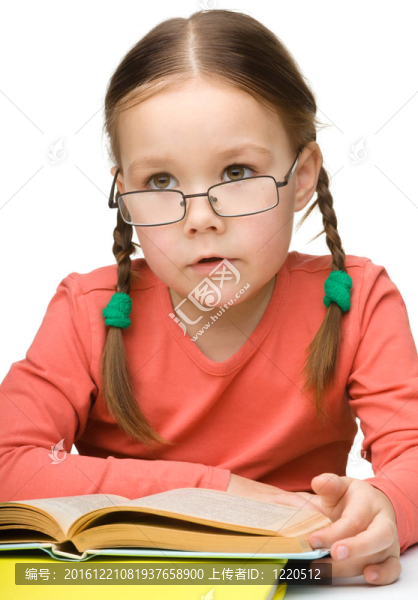 可愛(ài)的小女孩看書