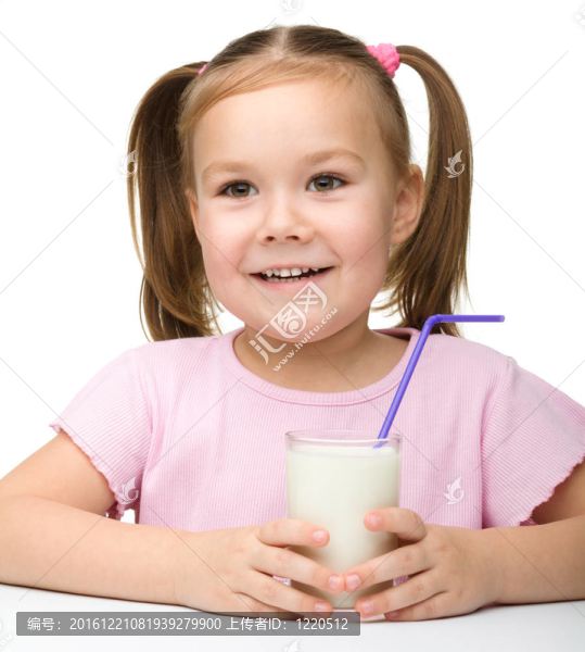 可愛的小女孩和一杯牛奶